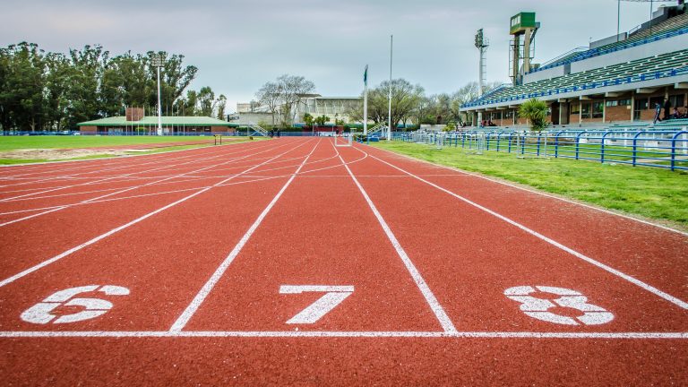 Tor bieżnia lekkoatletyczna - pasy startowe bez zawodników.