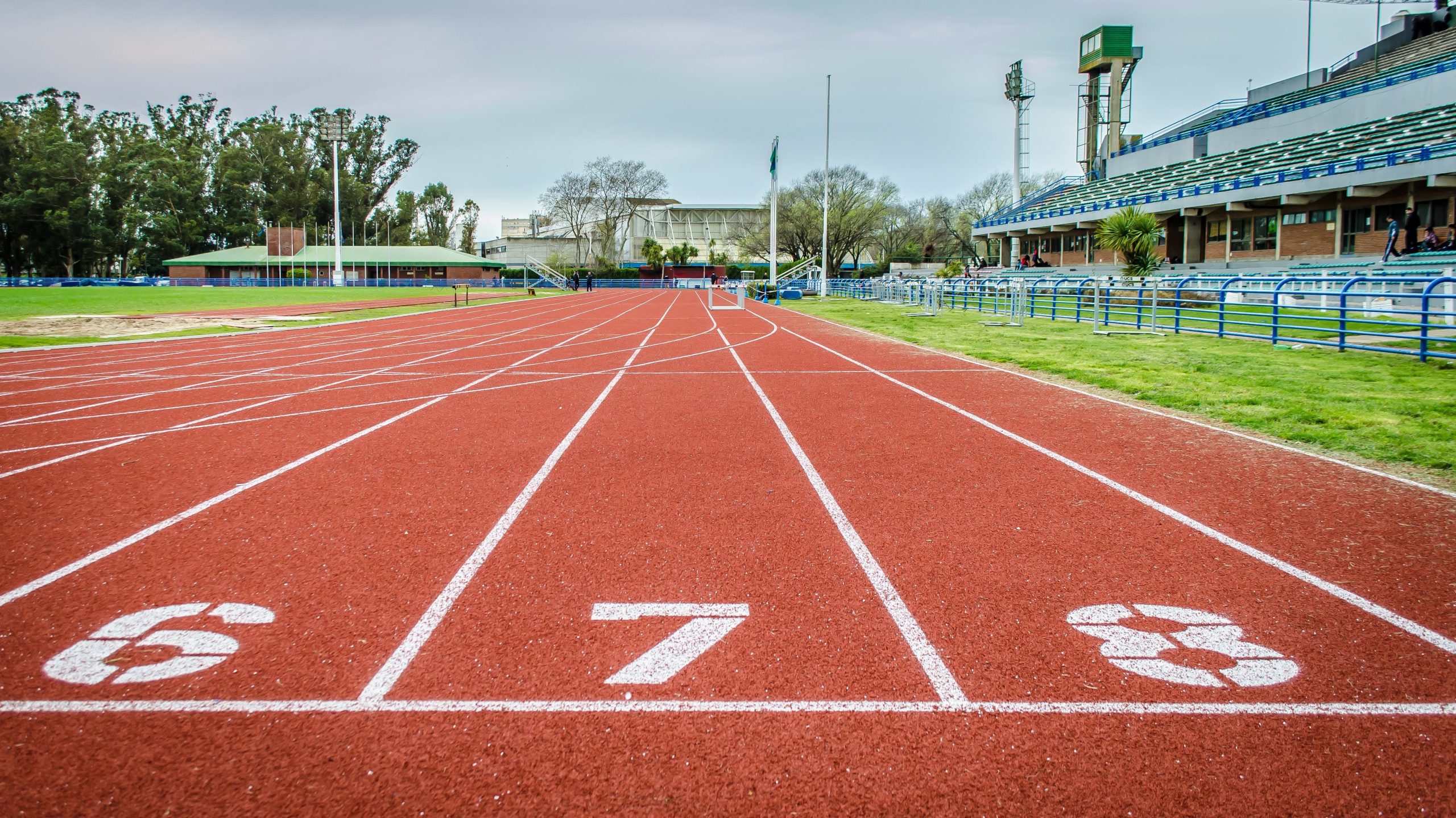 Tor bieżnia lekkoatletyczna - pasy startowe bez zawodników.